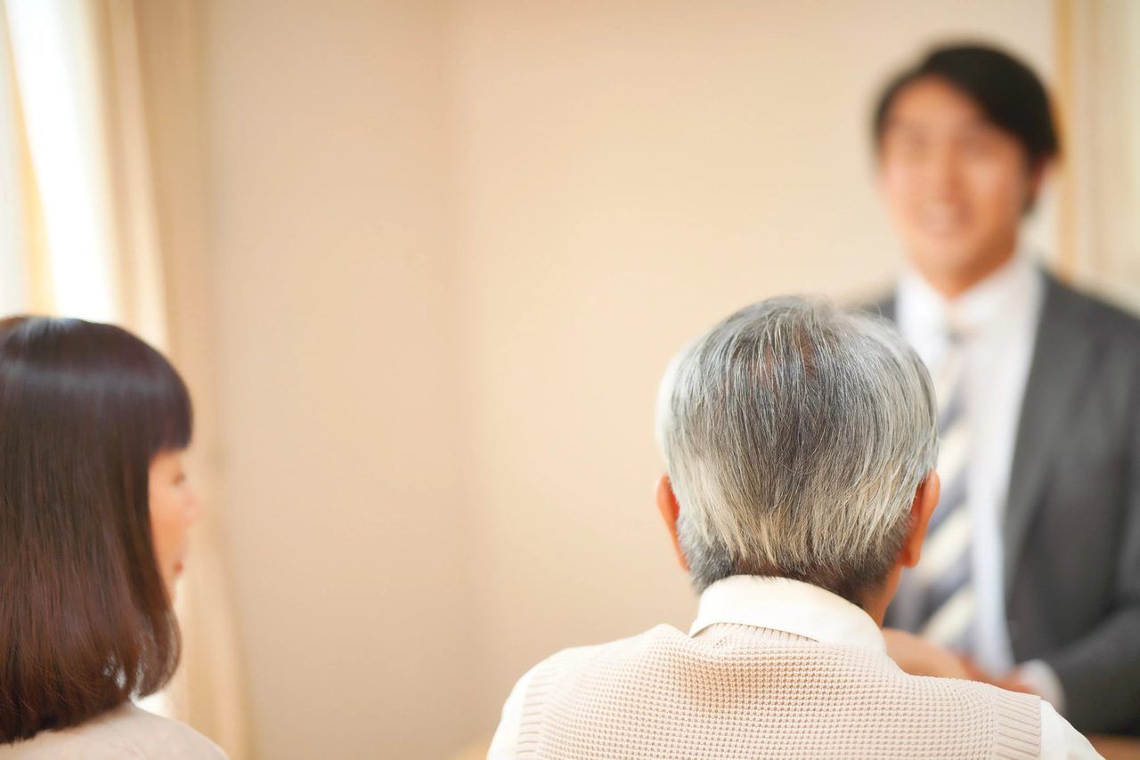 ご高齢の女性と男性スタッフが、向かい合って相談しているイ場面