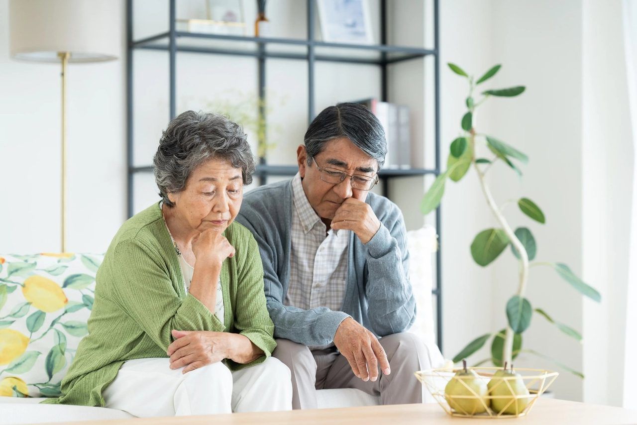 ご夫婦が、あごに手を当てて、真剣に考え込んでいるイ場面