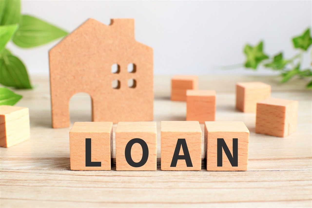 「LOAN」の文字のブロックと、木でできた家の形