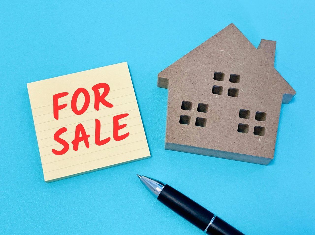 「FOR SALE」の付箋と家の置物
