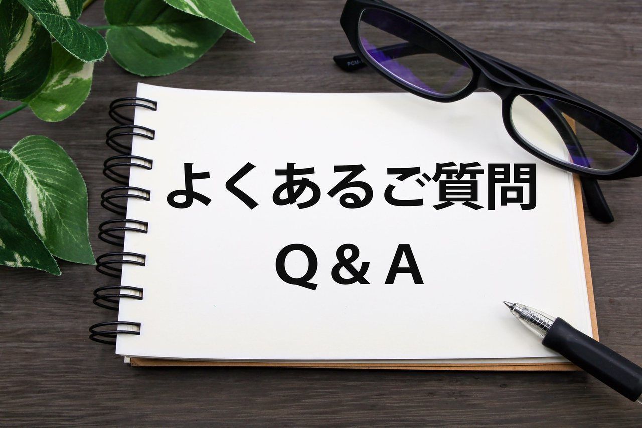 「よくあるご質問 Q&A」のノートと眼鏡