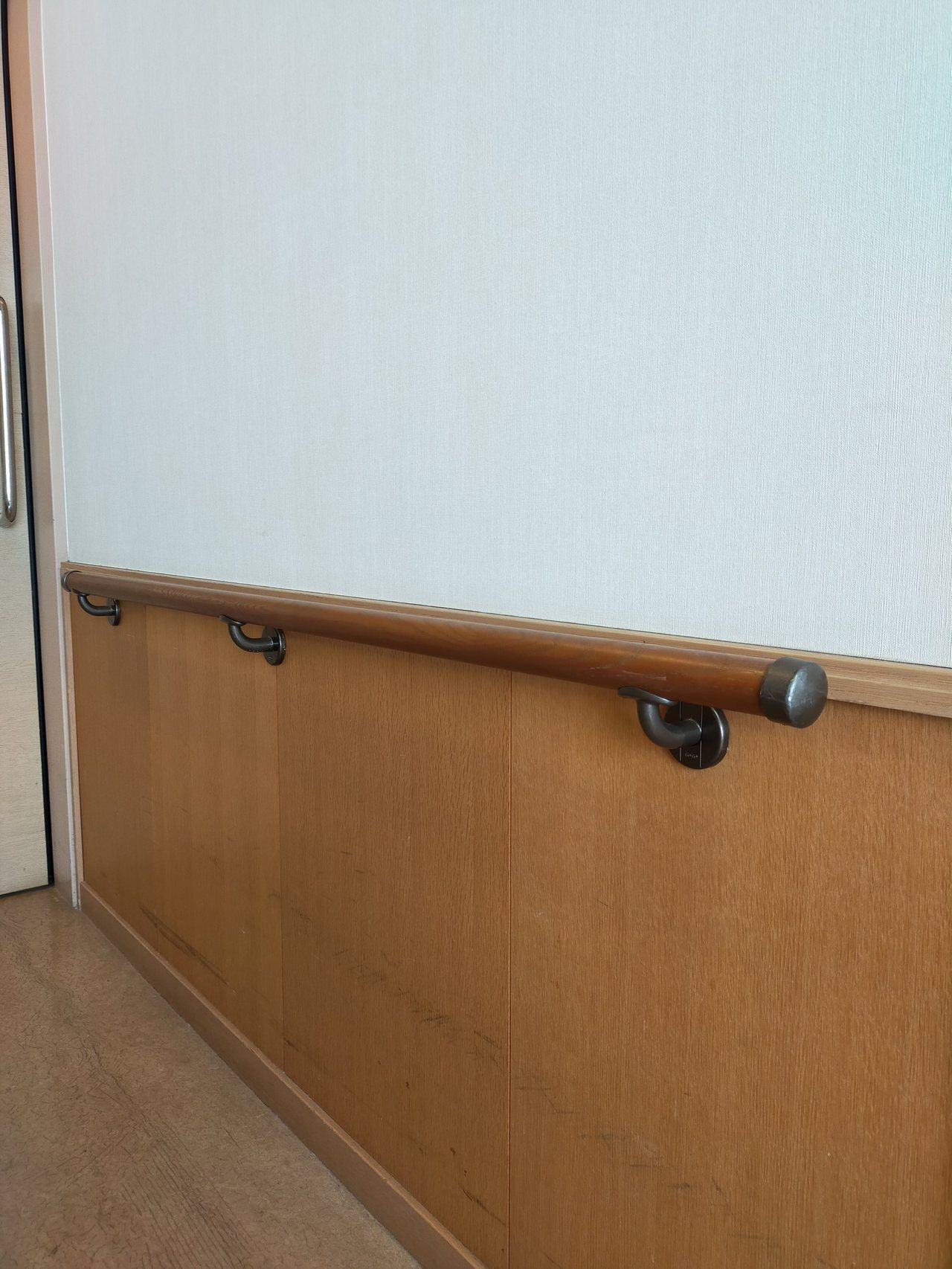 廊下の壁に付いた手すり