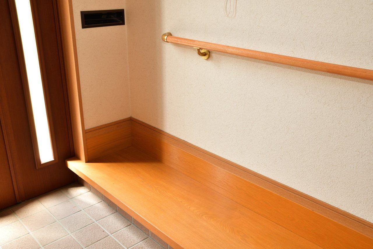 玄関の手すりと上がり框