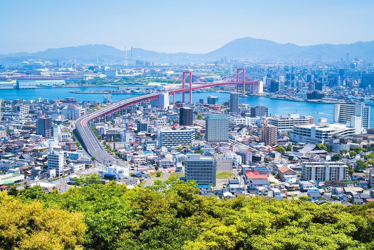 北九州市の市街地と若戸大橋の眺め