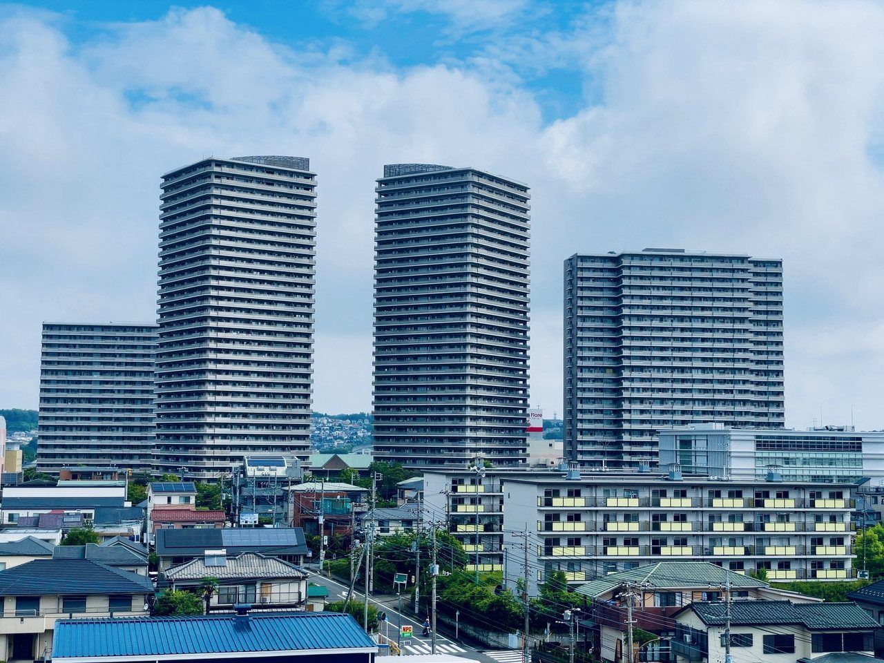 高層マンションと戸建て住宅が並ぶ街並み