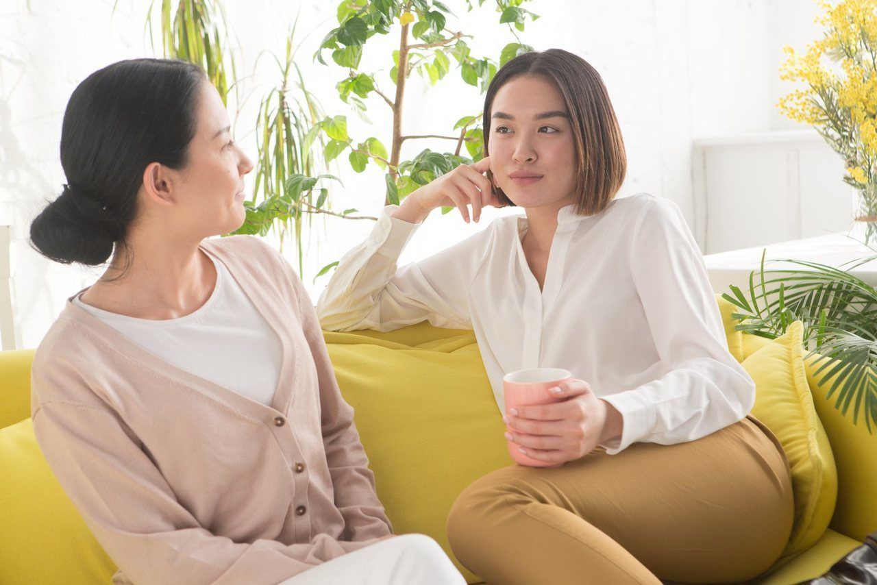 ソファで話し合う二人の女性