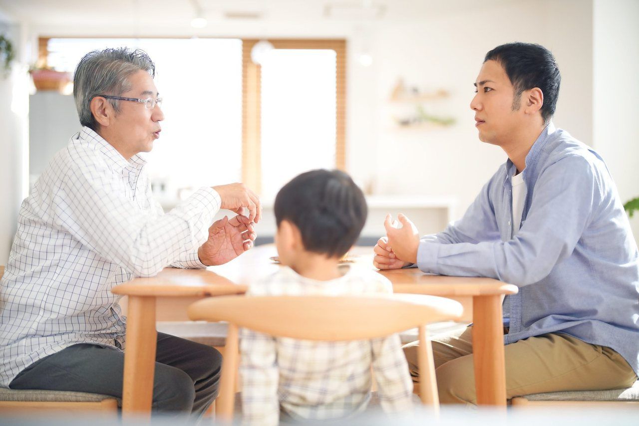 ご家族三世代が、テーブルを囲んで話し合う場面