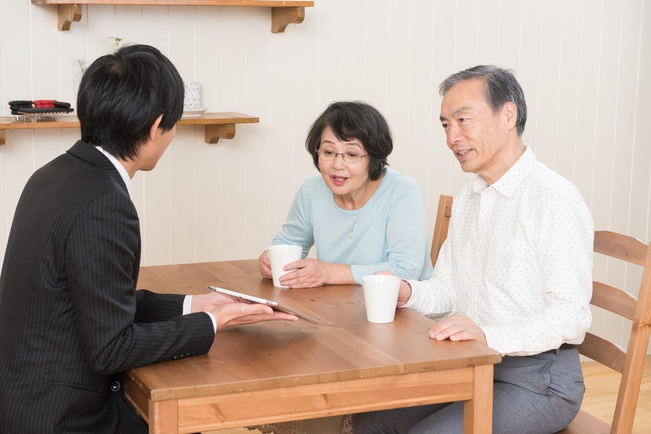 男性スタッフが、ご夫婦にタブレットで提案する場面