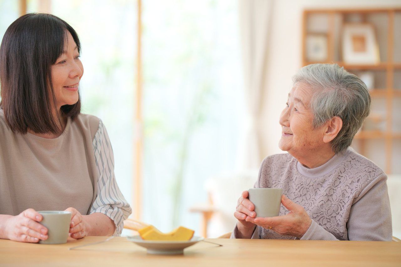 お茶を飲みながら、笑顔で話すご家族